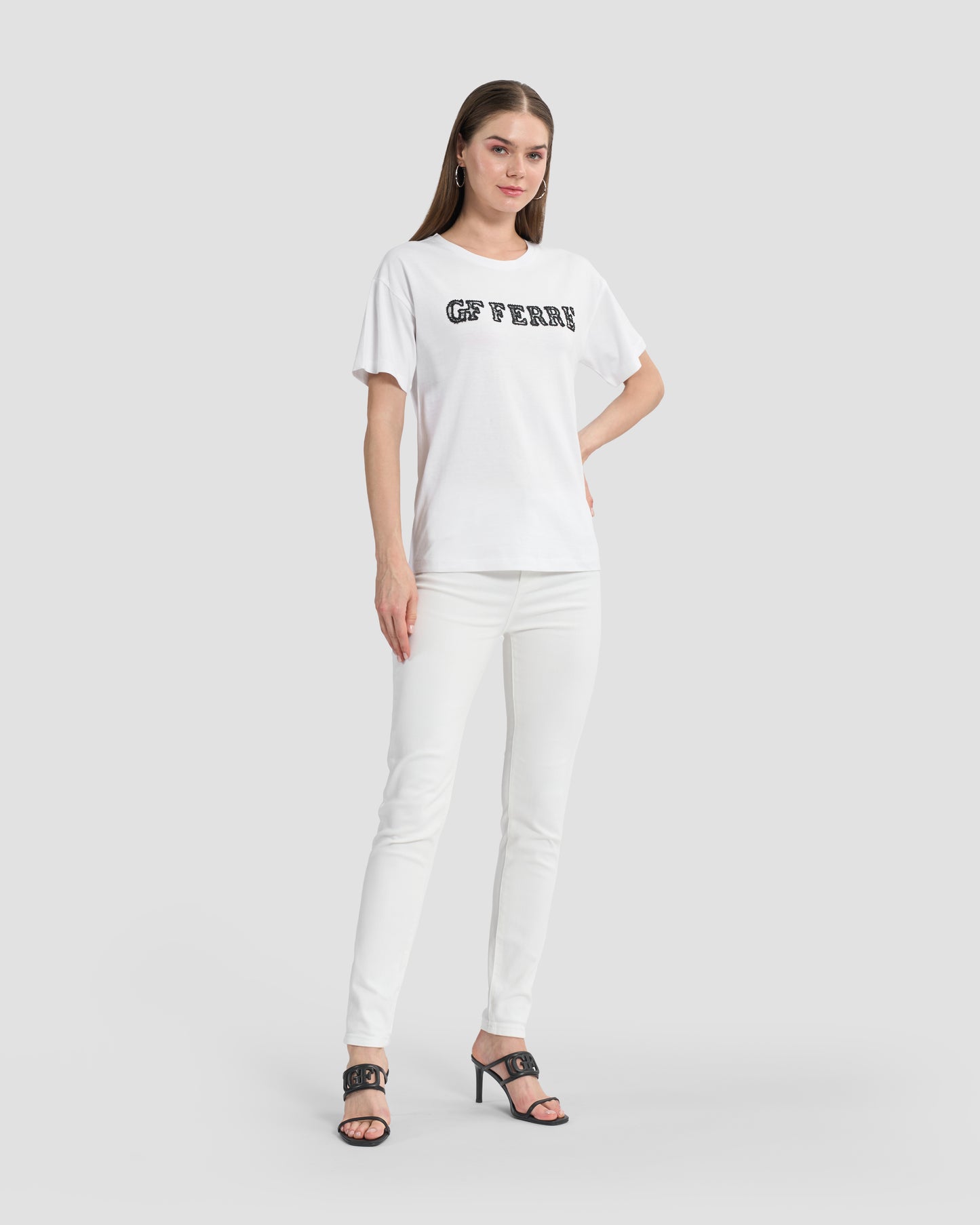 Casual white t-shirt with lace GF Ferré branding to the front in contrasting tone.