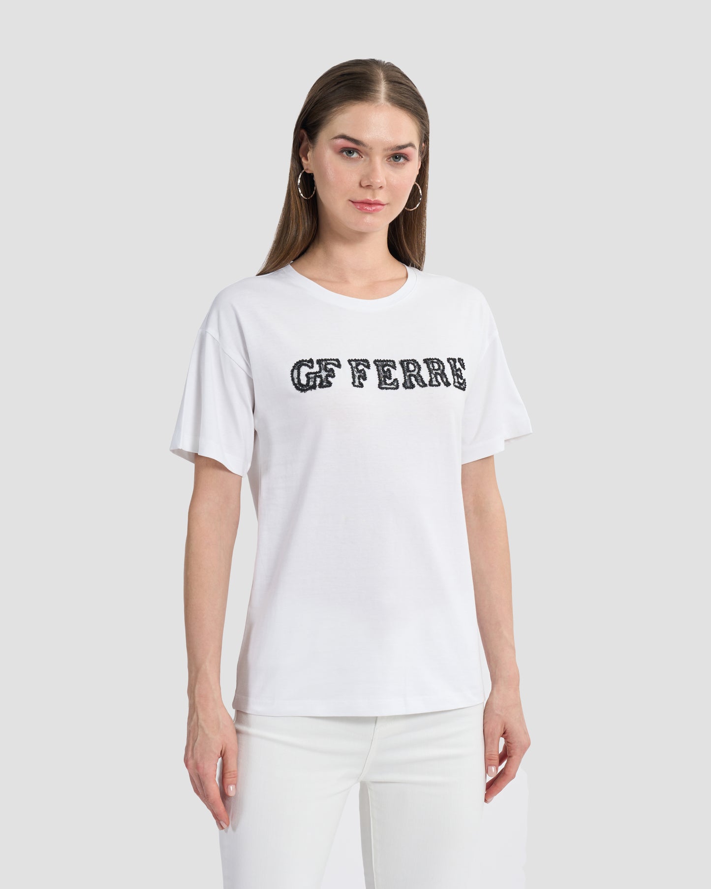 Casual white t-shirt with lace GF Ferré branding to the front in contrasting tone.