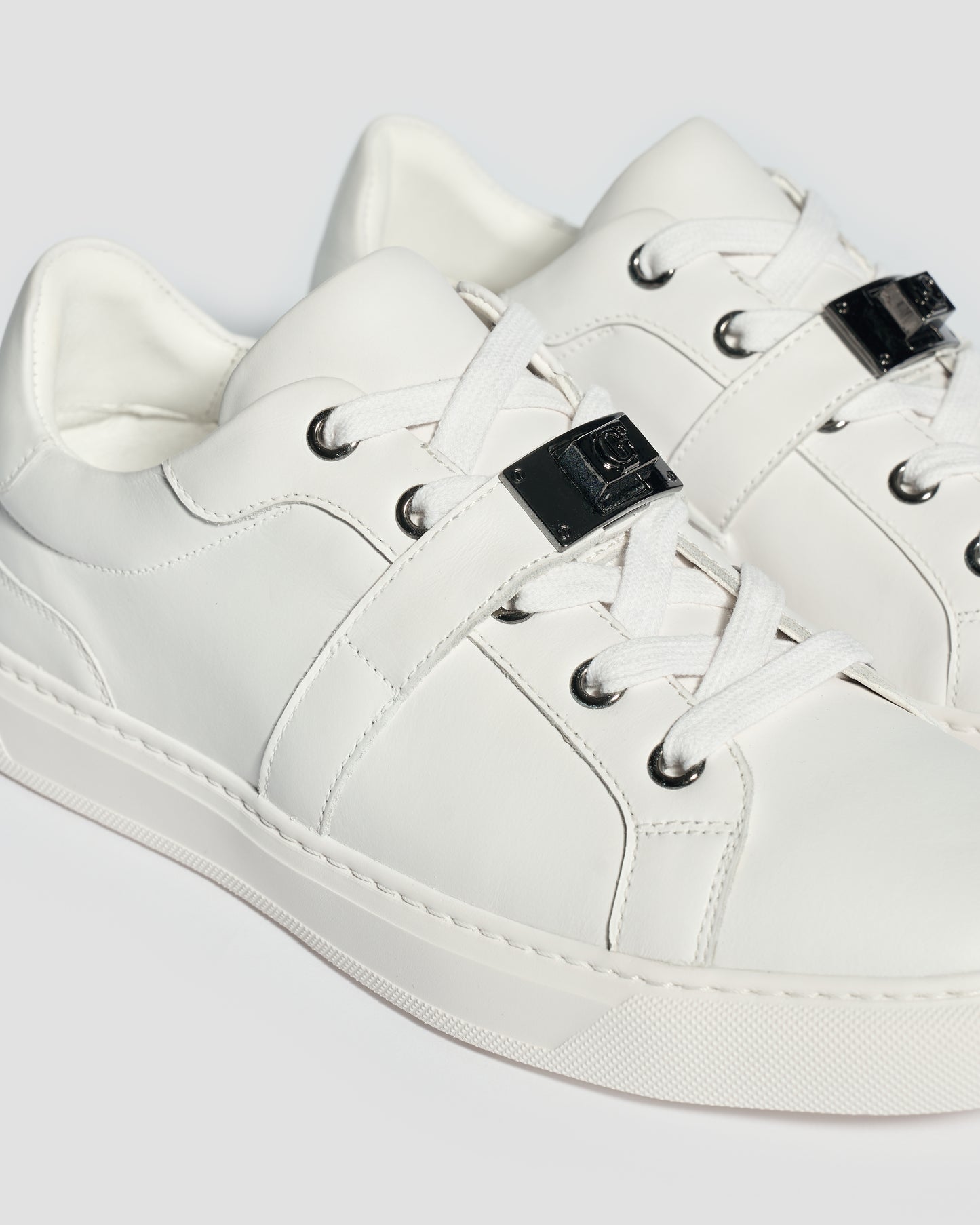 Nova Twist Lock Sneakers